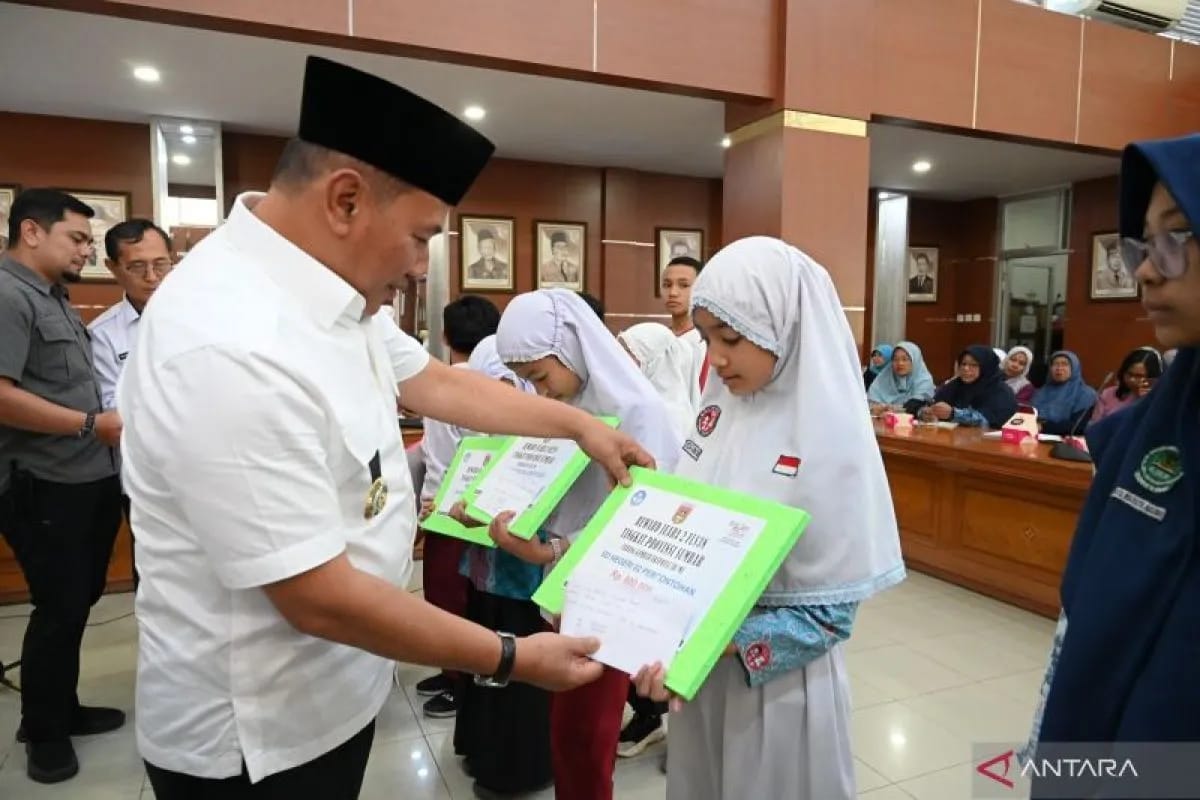 Wali Kota Bukittinggi, Ramlan Nurmatias saat memberikan penghargaan kepada siswa berprestasi. Pemerintah Kota Bukittinggi menetapkan kembali sistem belajar selama enam hari dalam satu minggu setelah sebelumnya sejak 2023 memberlakukan sistem sekolah enam 